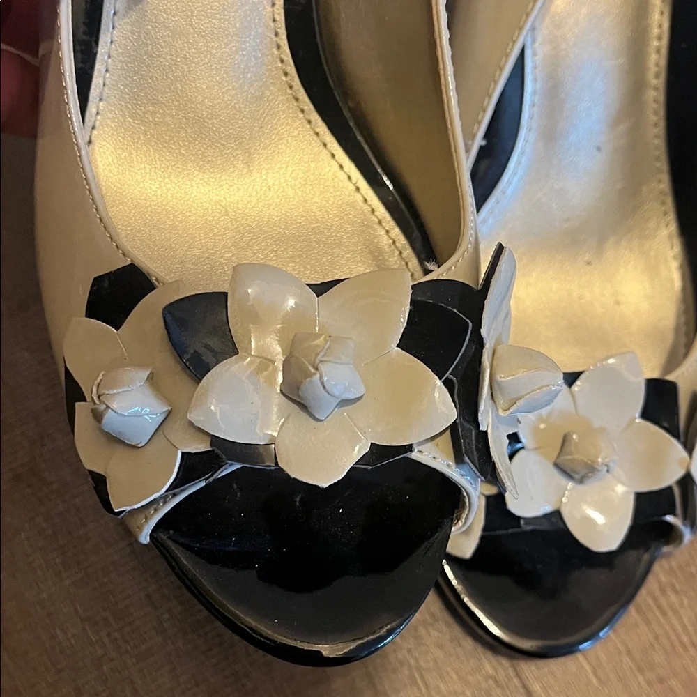 Bandolino Beige and Black Floral Heels - Picture 2 of 12